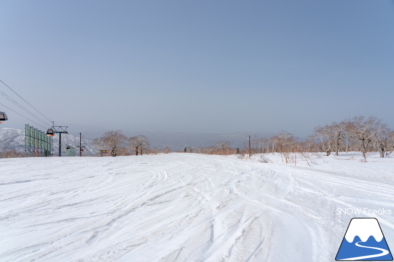 キロロリゾート｜初夏の陽気に耐えて、何とかGWまで持ってくれたキロロの雪…。さぁ、キロロゴンドラに乗って、山頂から山麓まで続く全長4,000ｍ超のロングランを楽しみましょう！